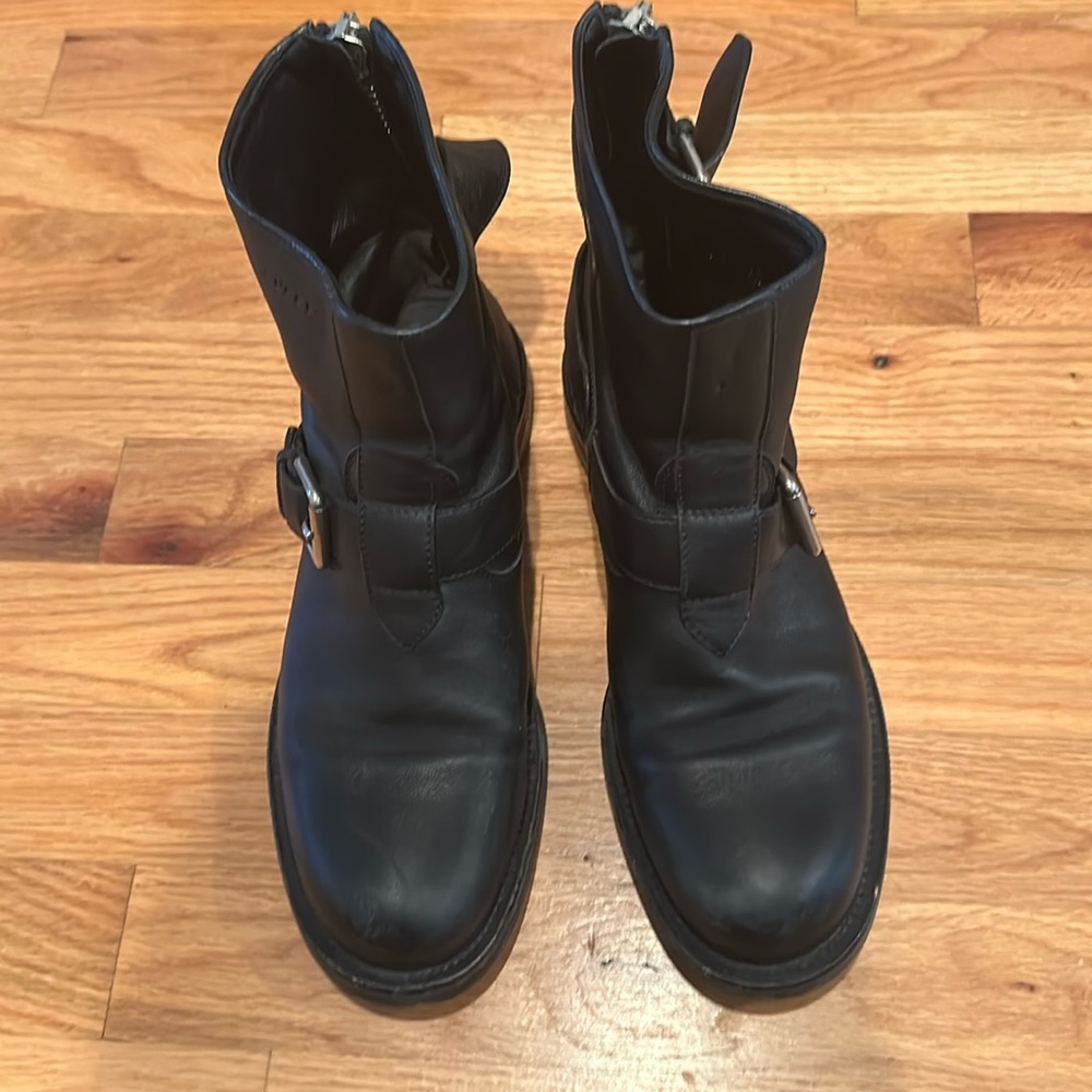 Gucci ankle booties with zipper and buckle